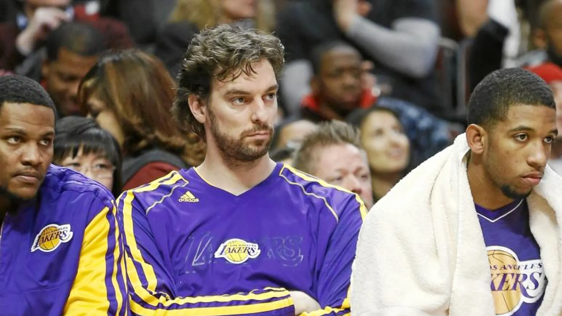 Gasol mira el partido con los brazos y las piernas cruzadas