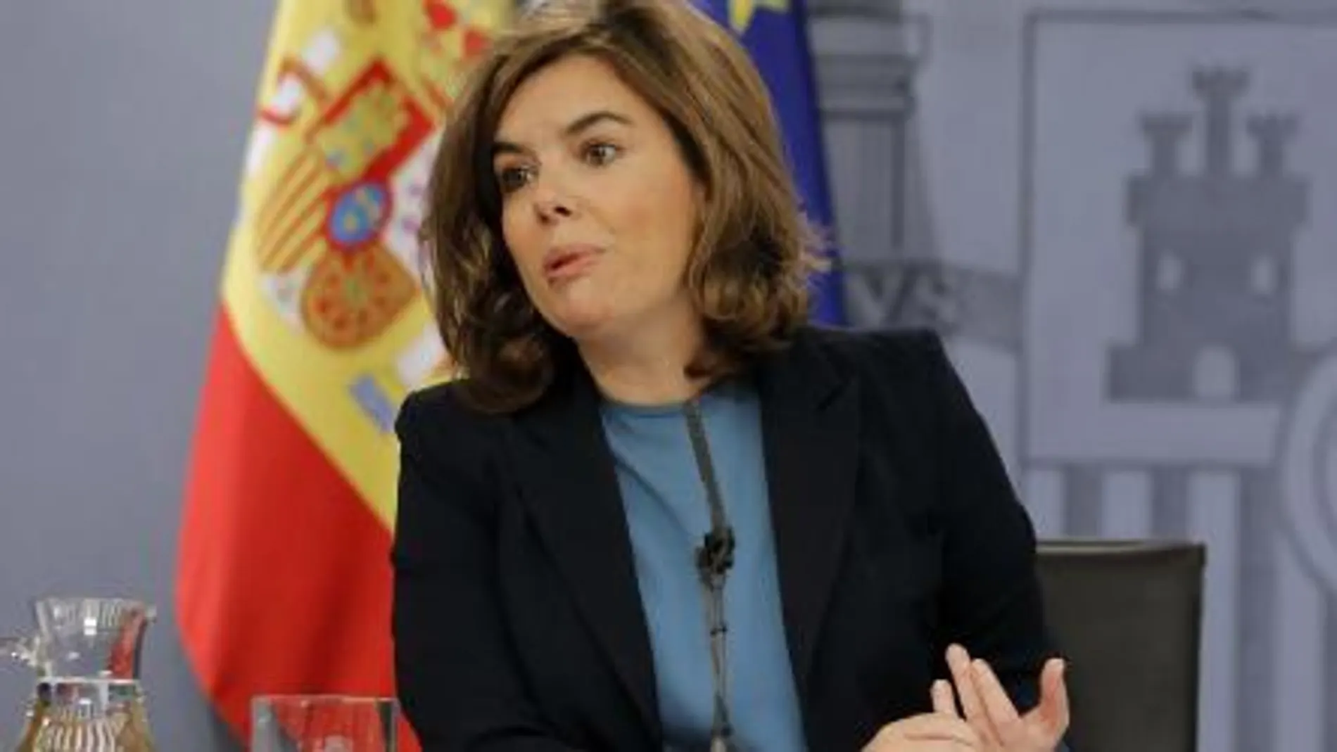 La vicepresidenta del Gobierno, Soraya Sáenz de Santamaría, durante la rueda de prensa posterior al Consejo de Ministros, hoy en el Palacio de La Moncloa.