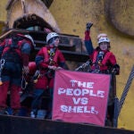 Los ecologistas subidos en la plataforma de Shell
