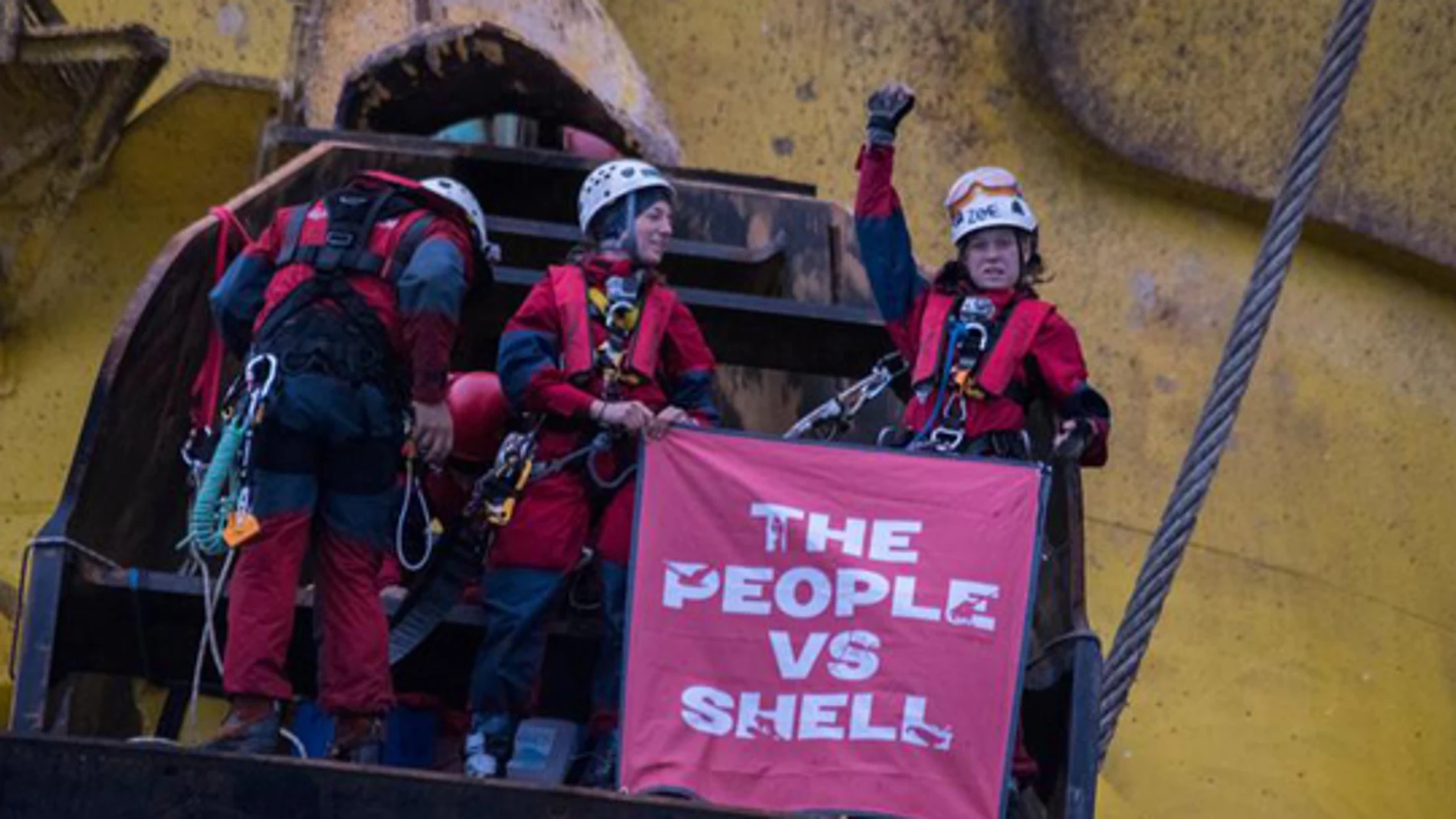 Los ecologistas subidos en la plataforma de Shell