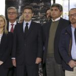 Asociaciones de víctimas y familiares de las jóvenes asesinadas Sandra Palo, Marta del Castillo y Mari Luz Cortés posan junto al ministro de Justicia, Rafael Catalá, hoy en el Congreso de los Diputados