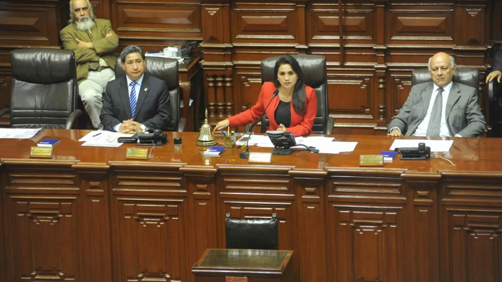 La presidenta del Congreso de Perú, Ana María Solórzano, presidiendo el debate de la moción de censura contra la presidenta del Consejo de Ministros, Ana Jara
