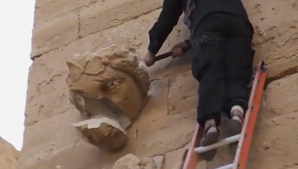 En esta imagen, un miciliano destruye una de las piezas de la muralla de la vieja ciudad de Hatra.