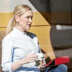 Cristina Cifuentes ayer en una cafetería del centro de Madrid