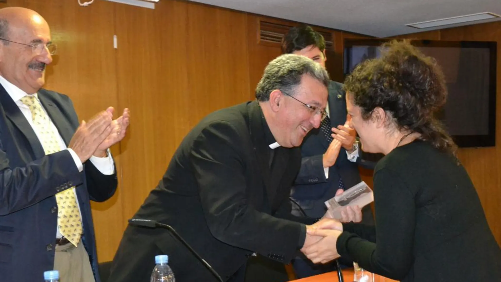 Cristina Sánchez recoge el premio de manos de Ginés García Beltrán