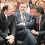 Herrera conversa con Rajoy y Sanz momentos antes de arrancar el acto