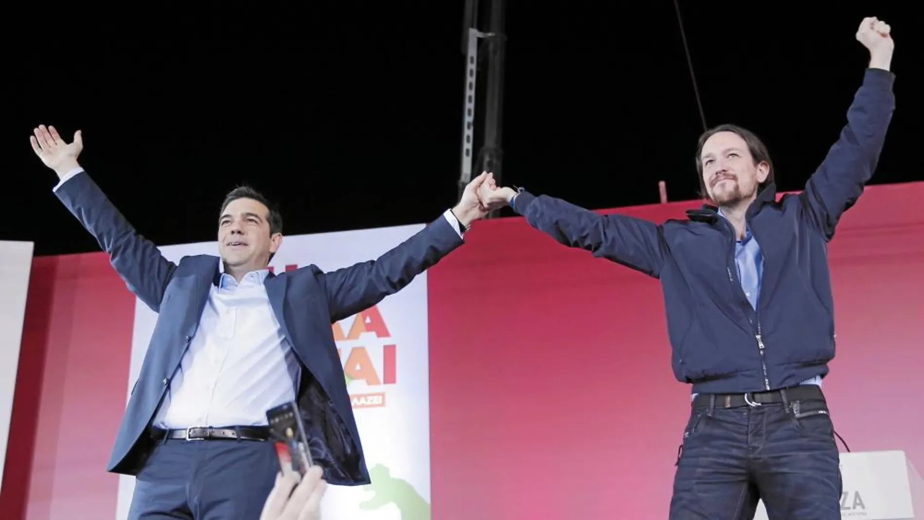 Alexis Tsipras y el líder de Podemos, Pablo Iglesias, comparten mitin en la plaza Omonia de Atenas