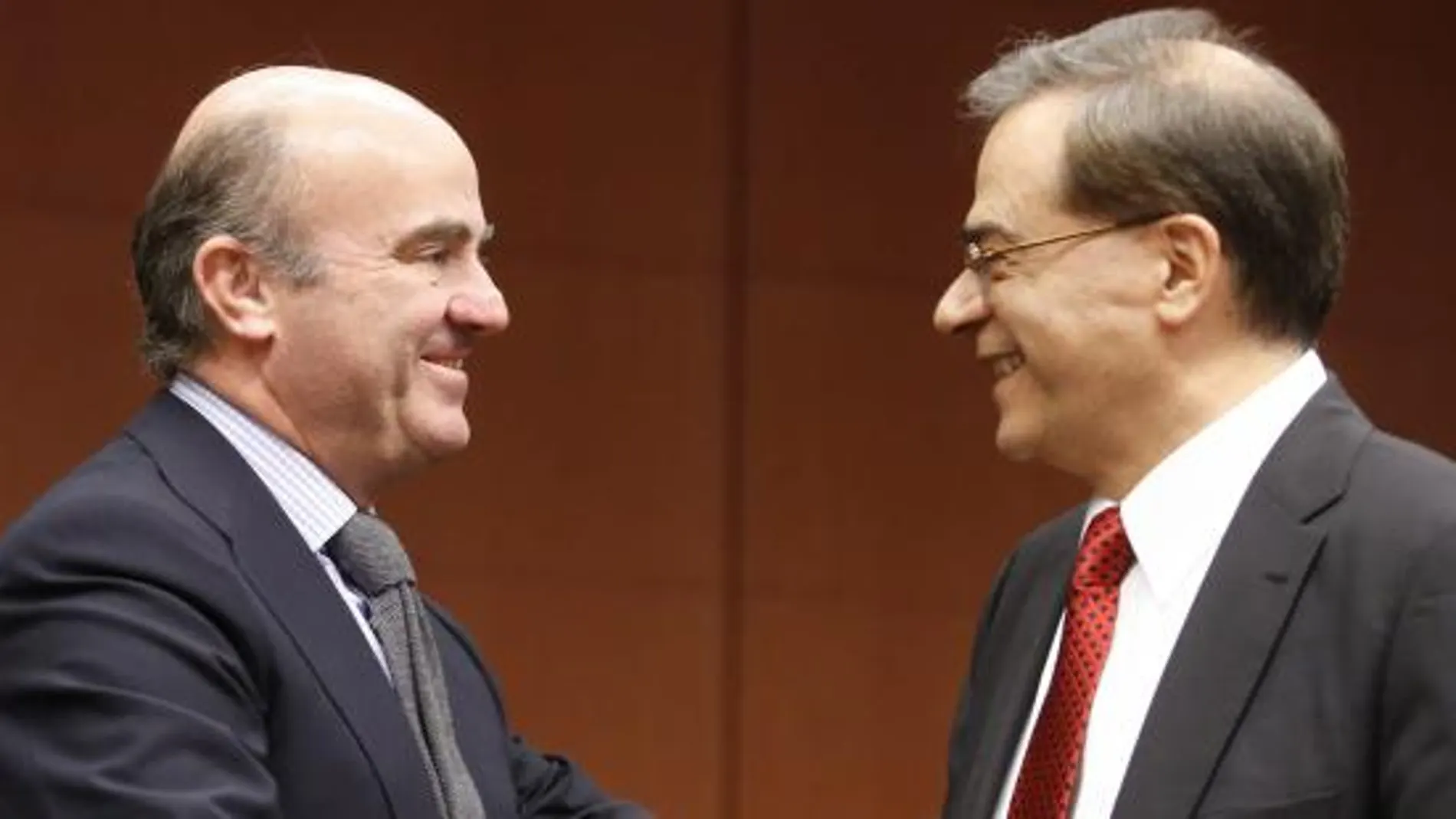 El ministro español de Economía, Luis de Guindos, habla con el ministro griego de Finanzas, Gikas Hardouvelis.