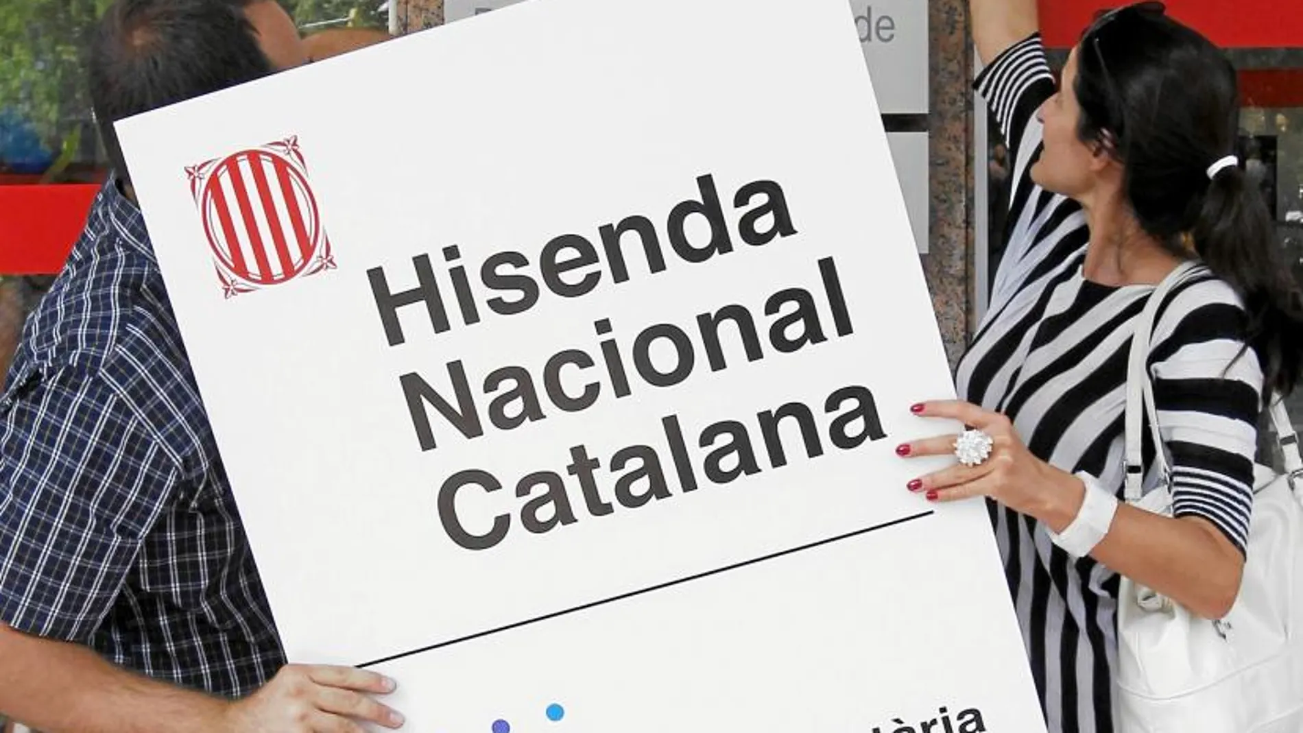Un cartel reivindicativo de la Hacienda Nacional Catalana frente a la Agencia Tributaria estatal