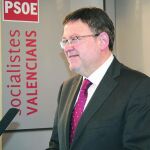 El presidente de la Generalitat conversa con el vicepresidente, Císcar y el conseller de Hacienda, Vela, ayer en Les Corts