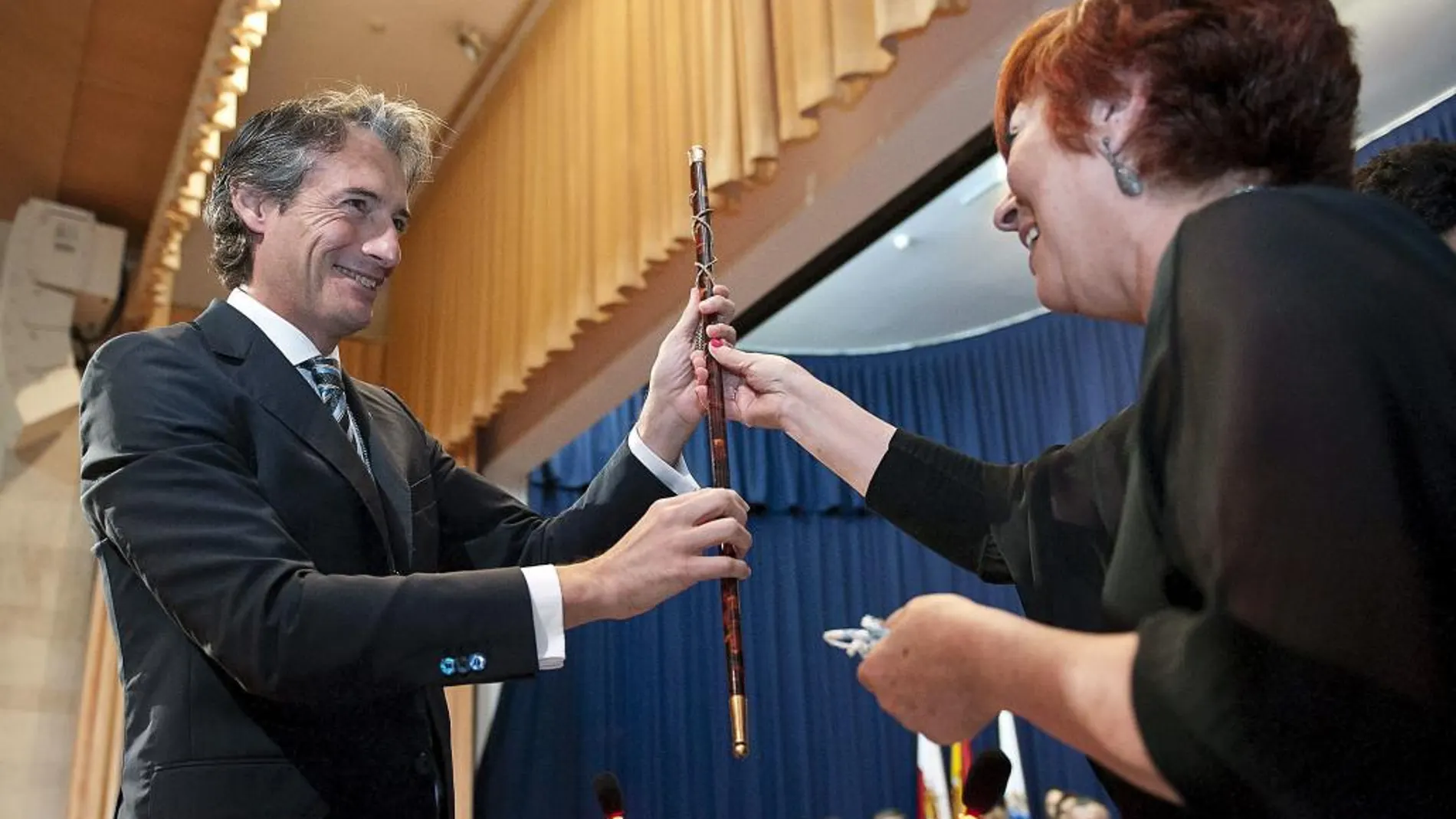 Iñigo de la Serna (i), recibe el Bastón de Mando, una vez elegido Alcalde de Santander.