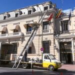 Un camión de mudanzas sacaba ayer con una escalera enseres personales de la planta de arriba de la sede de la Delegación, en la calle Miguel Ángel