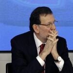 Mariano Rajoy, junto a la secretaria general, María Dolores de Cospedal, y el vicesecretario general de Política Autonómica y Local, Javier Arenas, al inicio de la reunión del Comité Ejecutivo Nacional