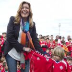Susana Díaz recibe una camiseta para su futuro bebé esta tarde en Aznalcaza.