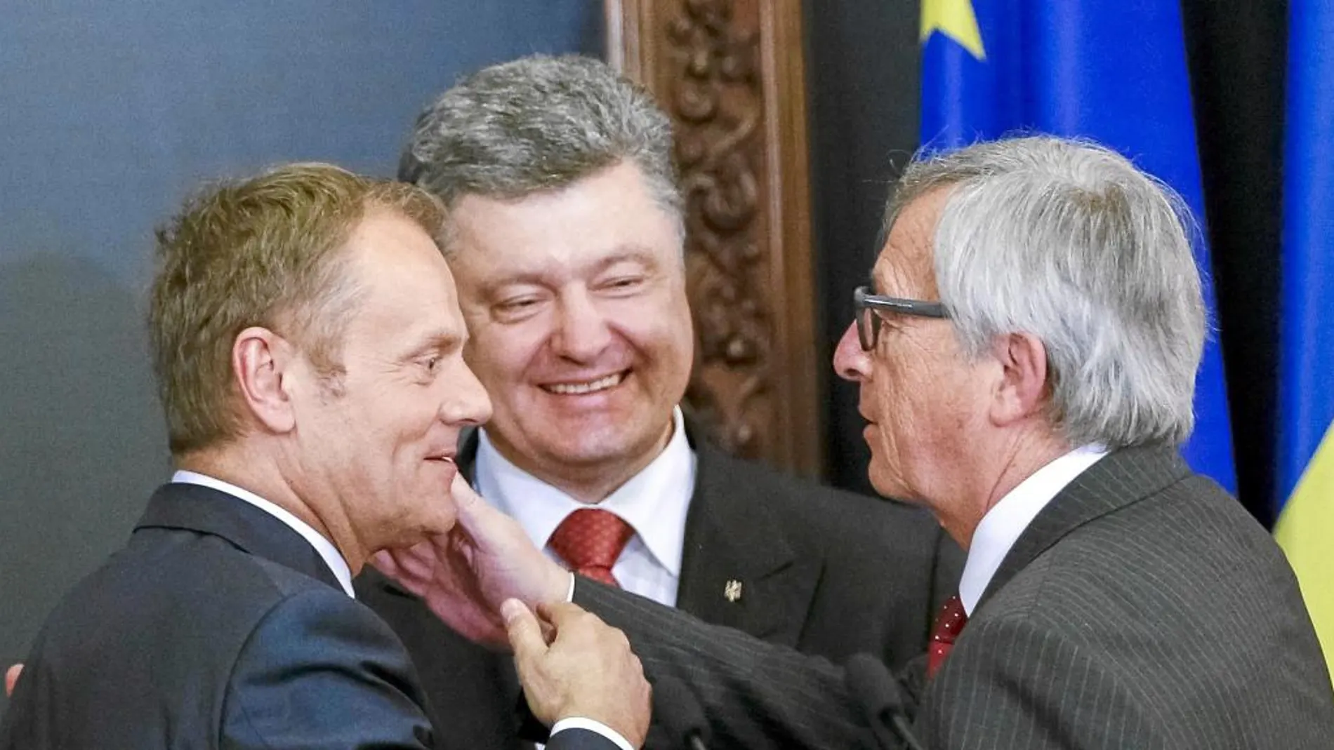Donald Tusk, Petro Poroshenko y Jean-Claude Juncker, ayer en Kiev