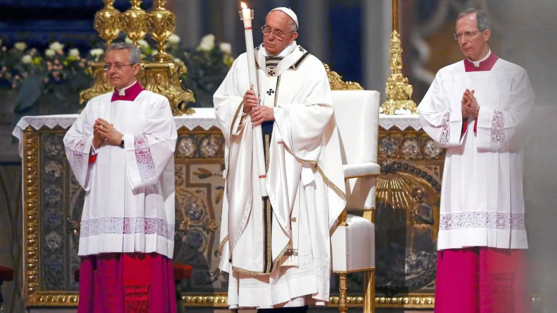El Papa, durante la Vigilia Pascual celebrada en el Vaticano