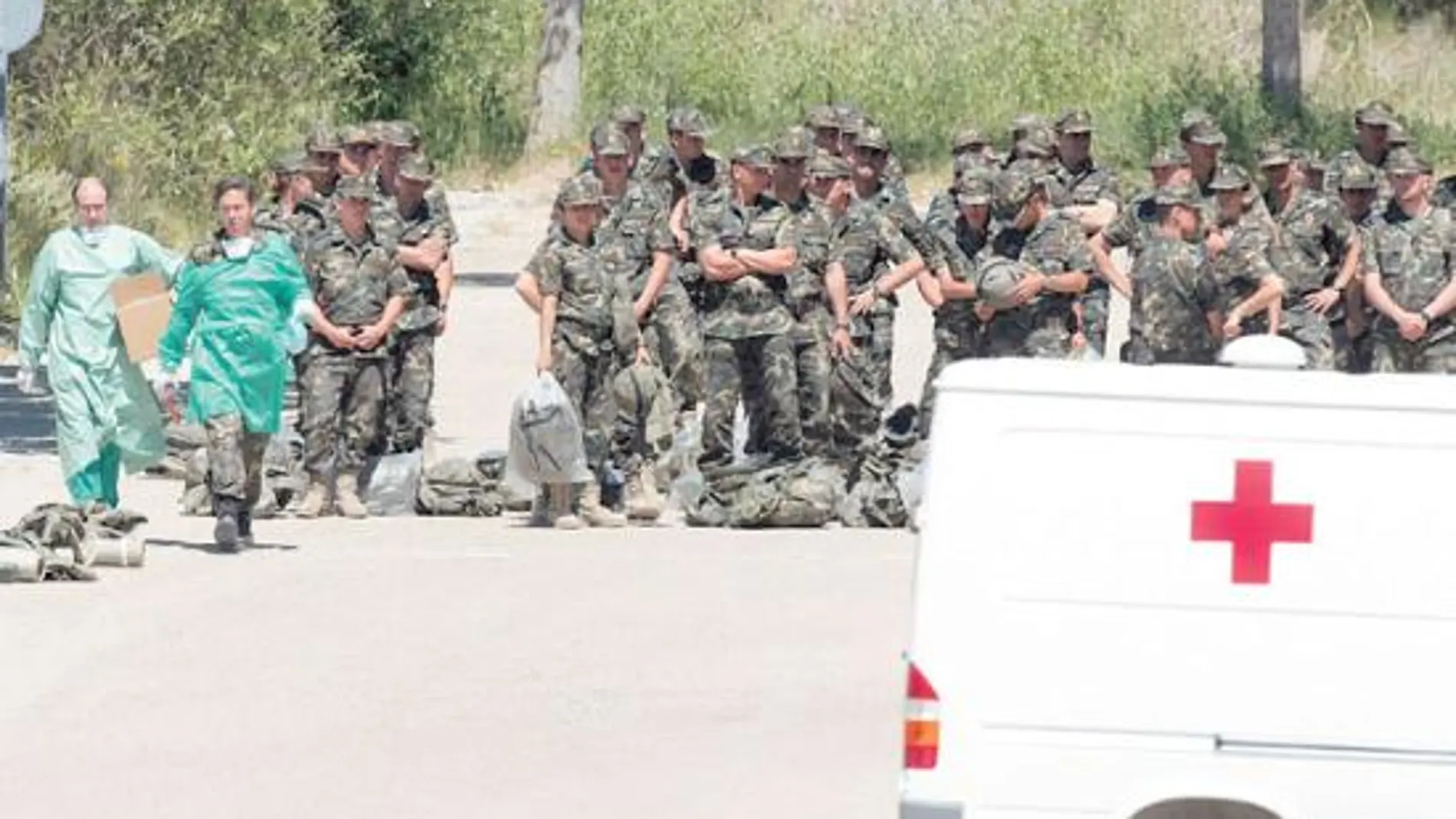 Un grupo de soldados en cuarentena, el viernes, a la espera de salir