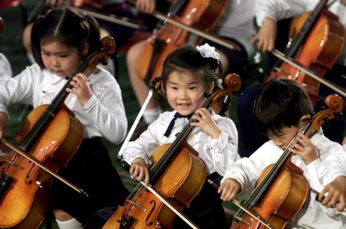 Un grupo de niños en un concierto en Japón