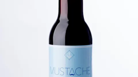 Botella de la cerveza hecha con agua del mar