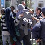 Uno de los detenidos es recibido con abrazos tras ser puesto en libertad