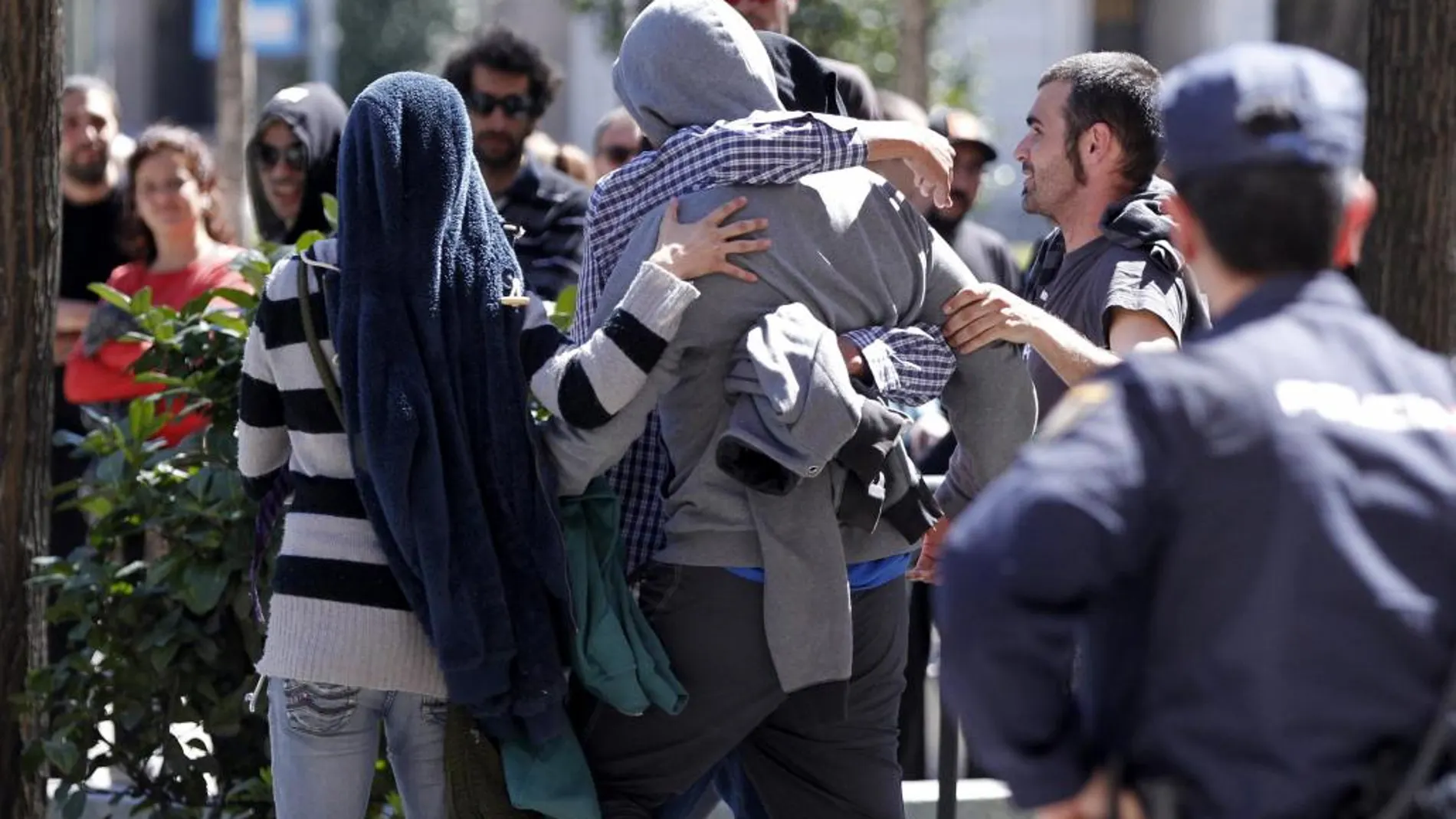 Uno de los detenidos es recibido con abrazos tras ser puesto en libertad