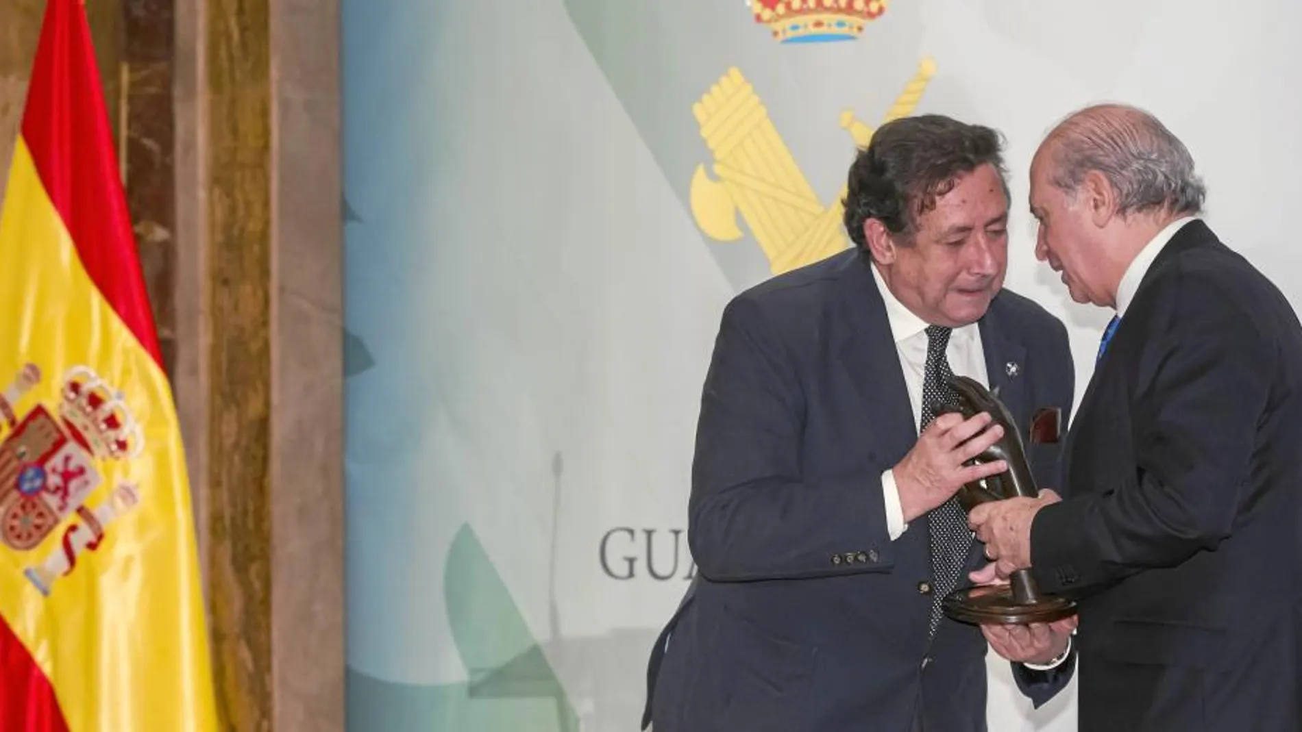 El ministro del Interior entregó el premio a Alfonso Ussía