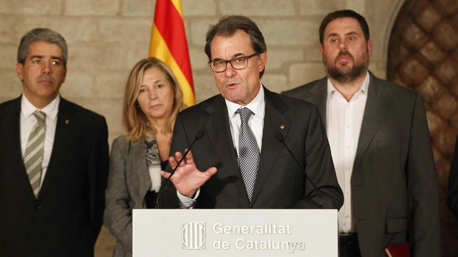 El presidente de la Generalitat, Artur Mas (2d), en presencia del conseller Francesc Homs (i), la vicepresidenta Joana Ortega (2i) y el presidente de Esquerra Republicana, Oriol Junqueras (d), tras la reunión que han mantenido para acordar los pasos a seguir en el proceso de la consulta catalana.