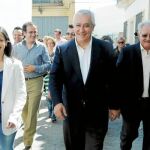 El presidente del PP-A, Javier Arenas (c), antes de asistir al acto que su partido celebró ayer en Olivares
