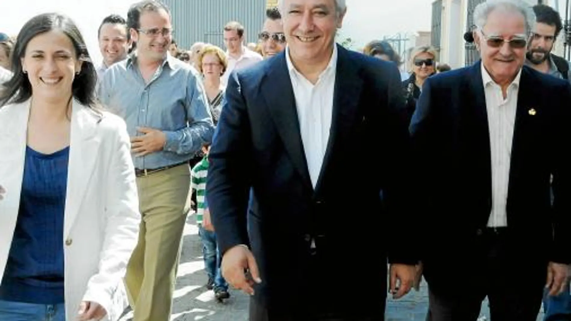 El presidente del PP-A, Javier Arenas (c), antes de asistir al acto que su partido celebró ayer en Olivares