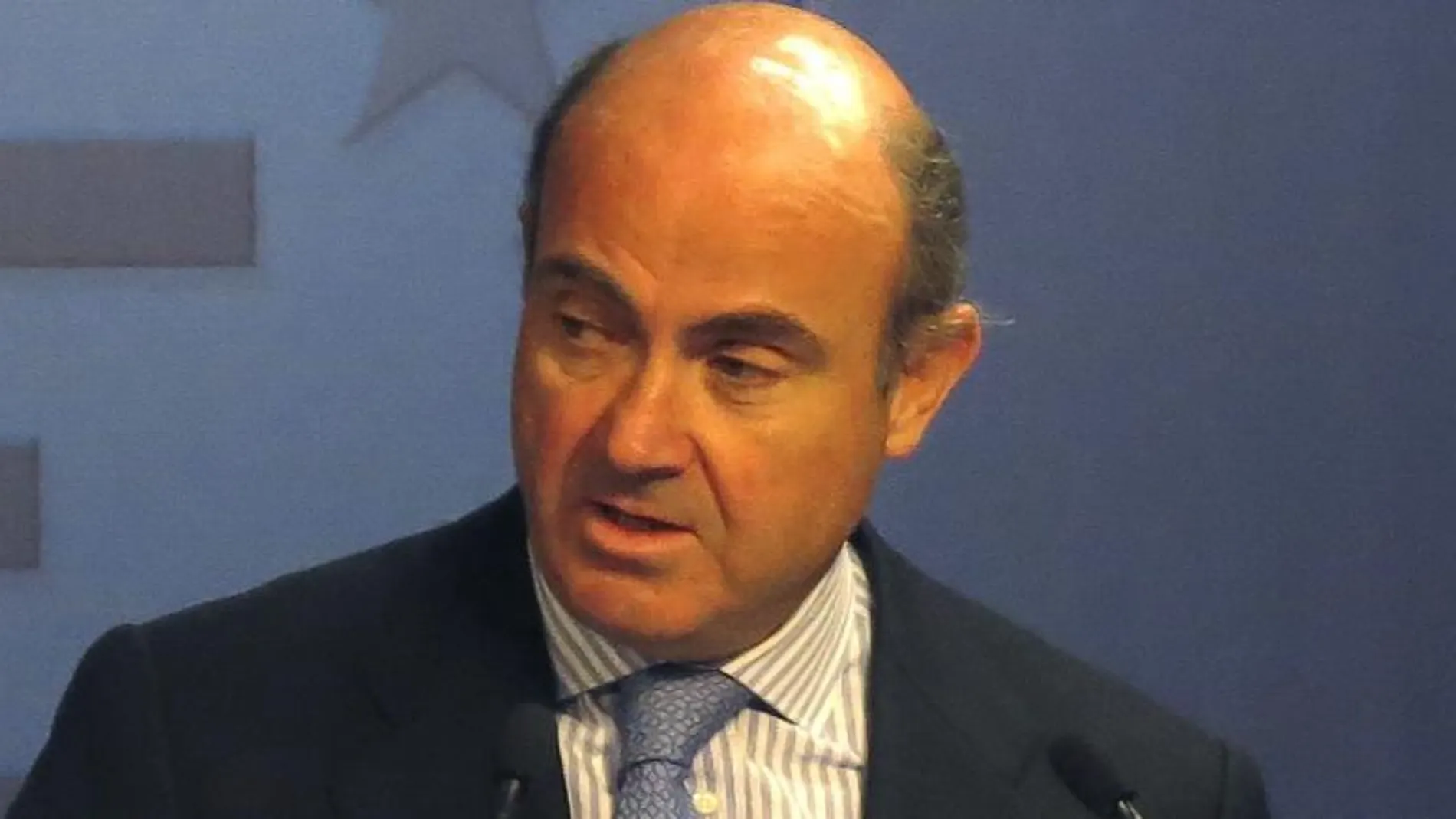 Luis de Guindos , durante su comparecencia tras la reunión del consejo de ministros de Economía y Finanzas (Ecofin)