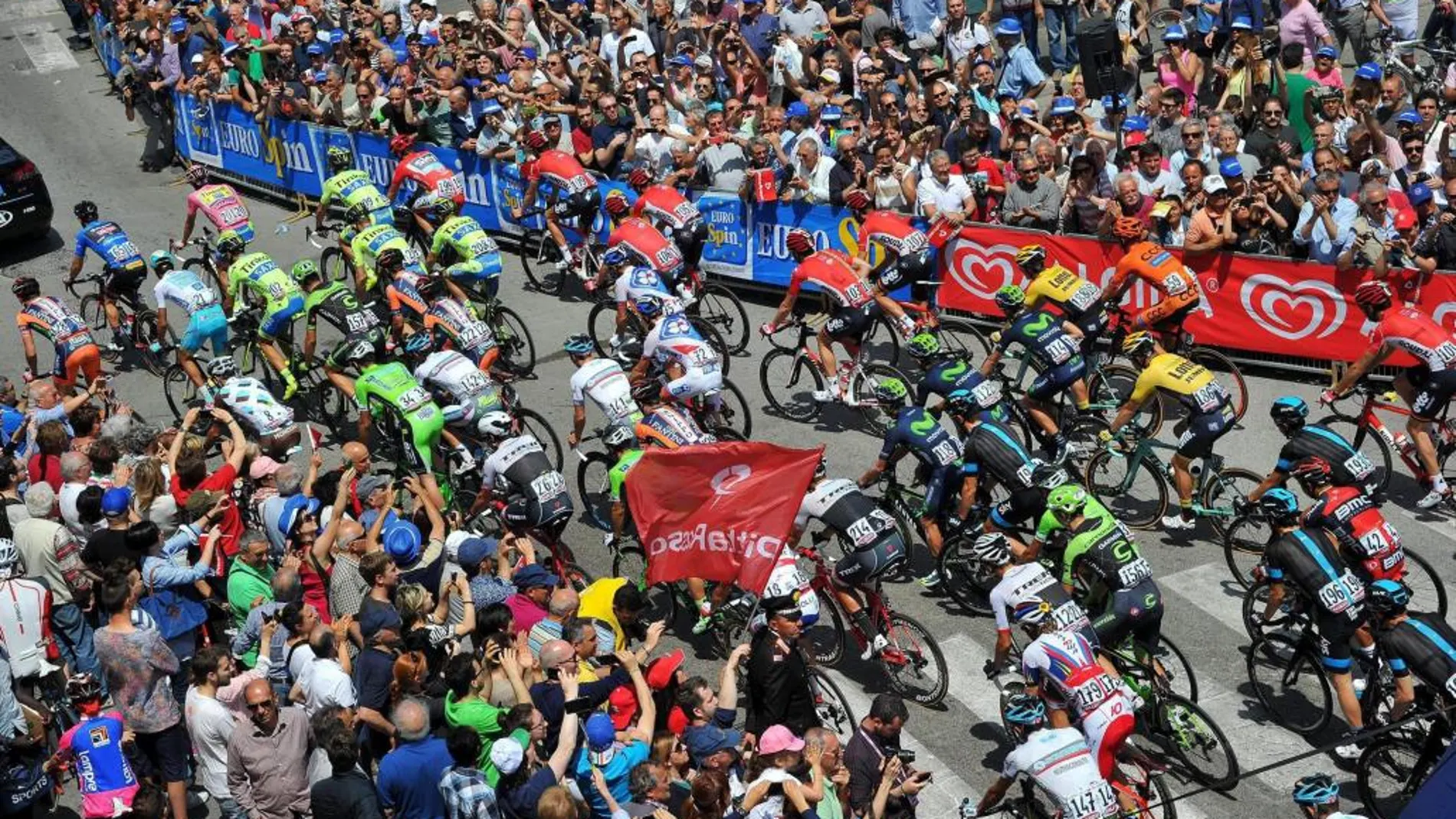 Vista del comienzo de la décima etapa del Giro entre las localidades de Civitanova Marche y Forli