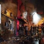 Los bomberos permanecen en las inmediaciones de la discoteca Kiss, en la ciudad brasileña de Santa María