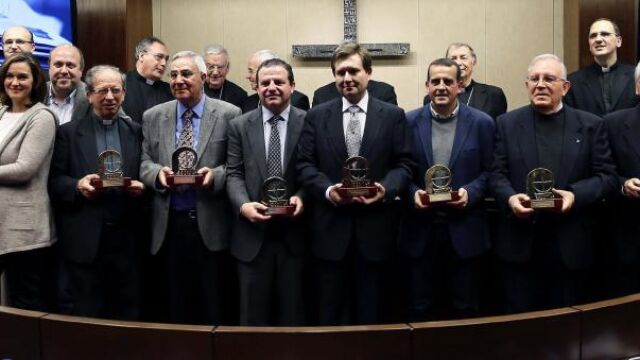Foto de familia de los galardonados con el 'Premio ¡Bravo! de Prensa' que concede la Conferencia Episcopal