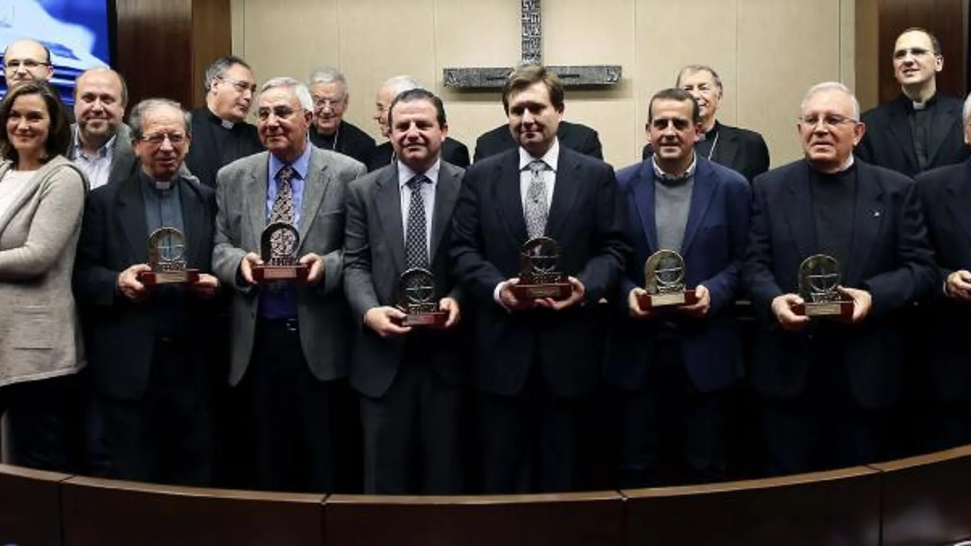 Foto de familia de los galardonados con el 'Premio ¡Bravo! de Prensa' que concede la Conferencia Episcopal
