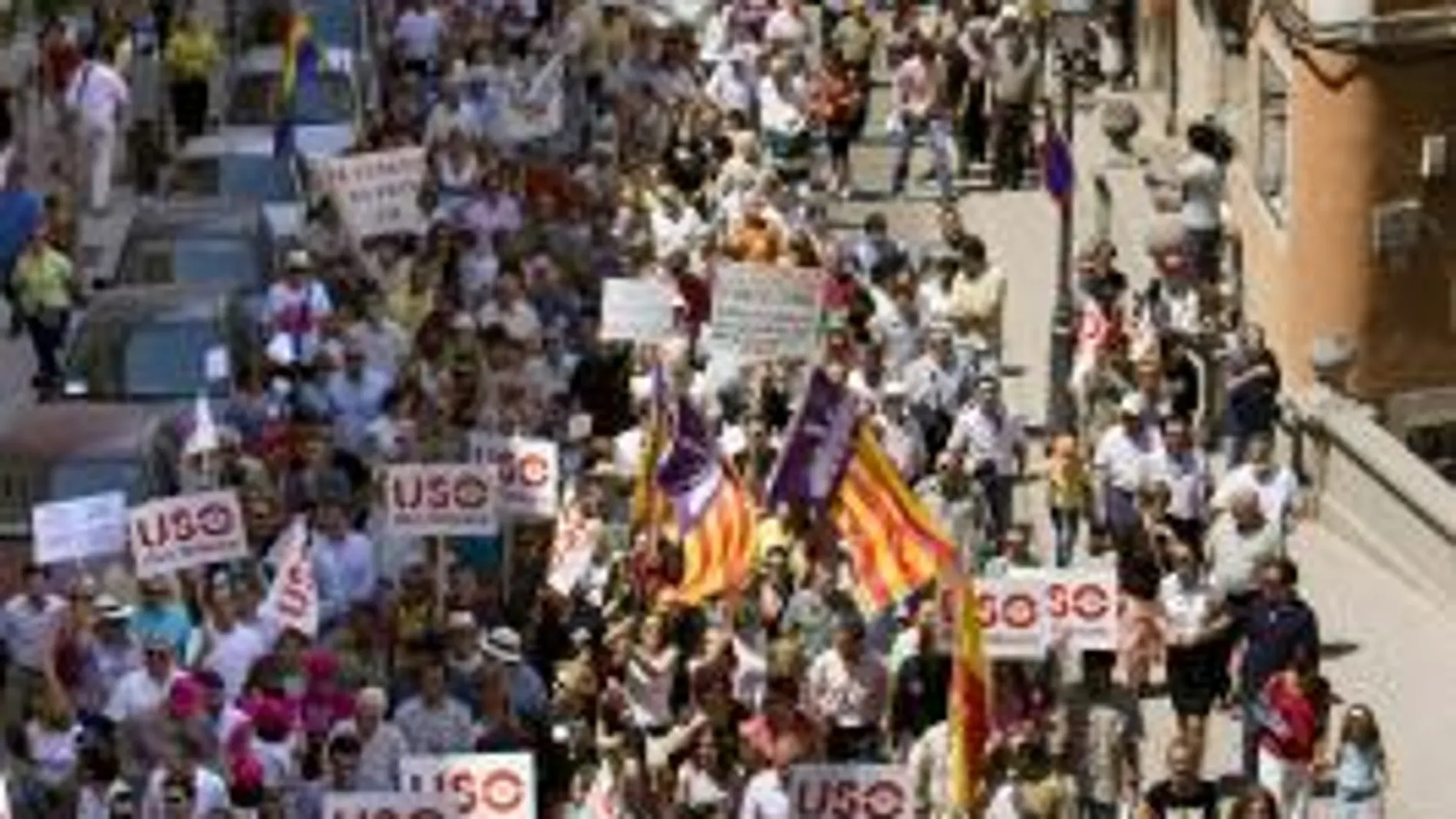 Miles de personas se manifiestan en Palma de Mallorca contra la ¿imposición¿ del catalán