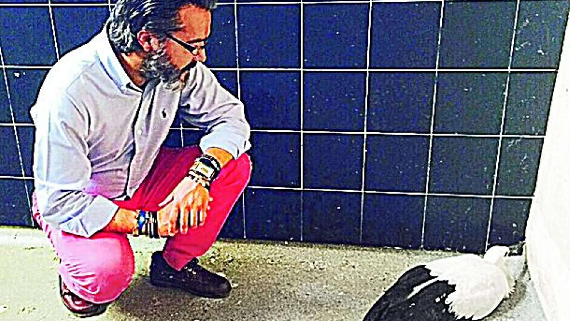 Borja Gutiérrez, alcalde de Brunete, con el polluelo
