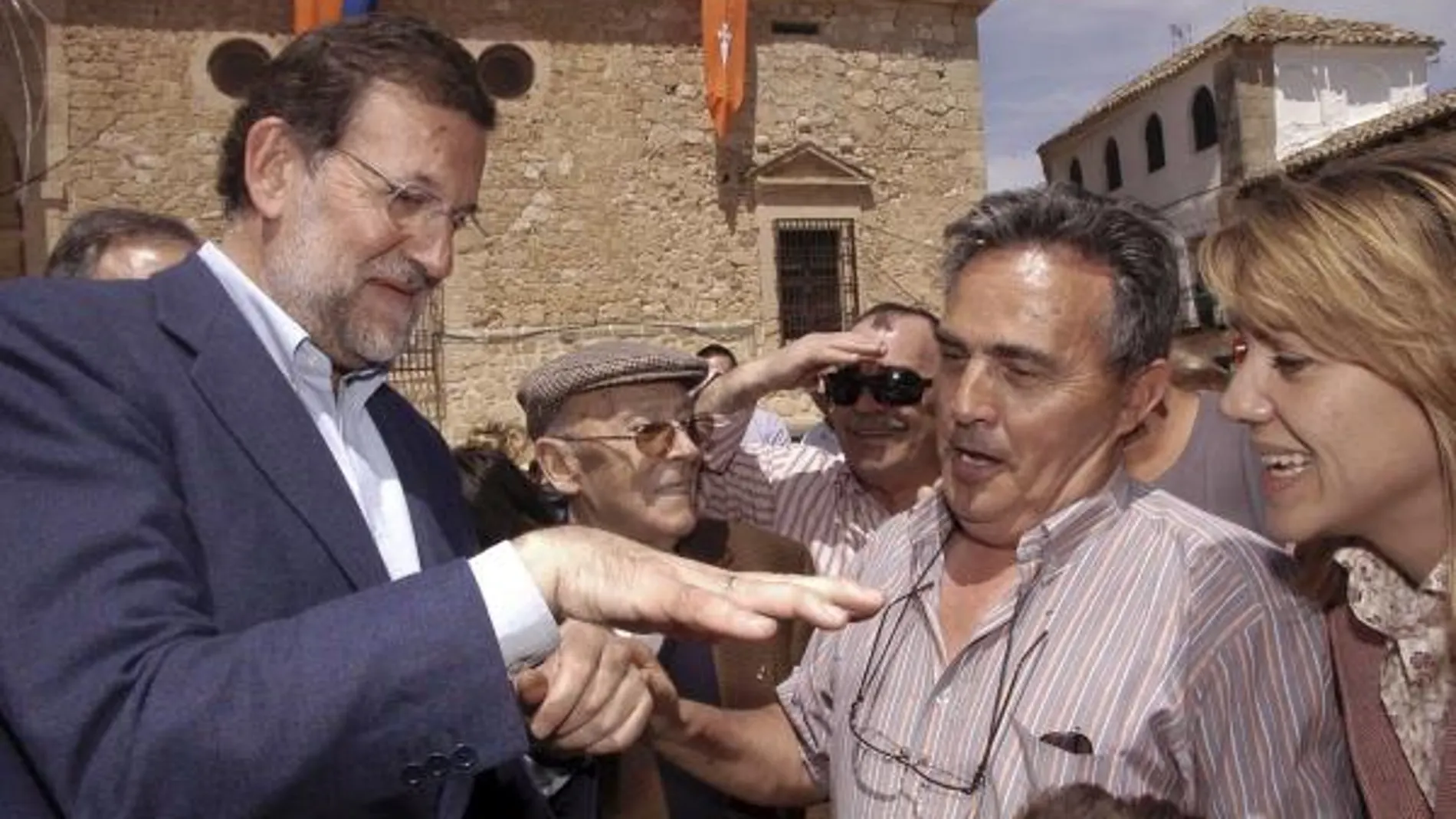 Rajoy: «Si Zapatero no hace las maletas, se las harán los españoles»
