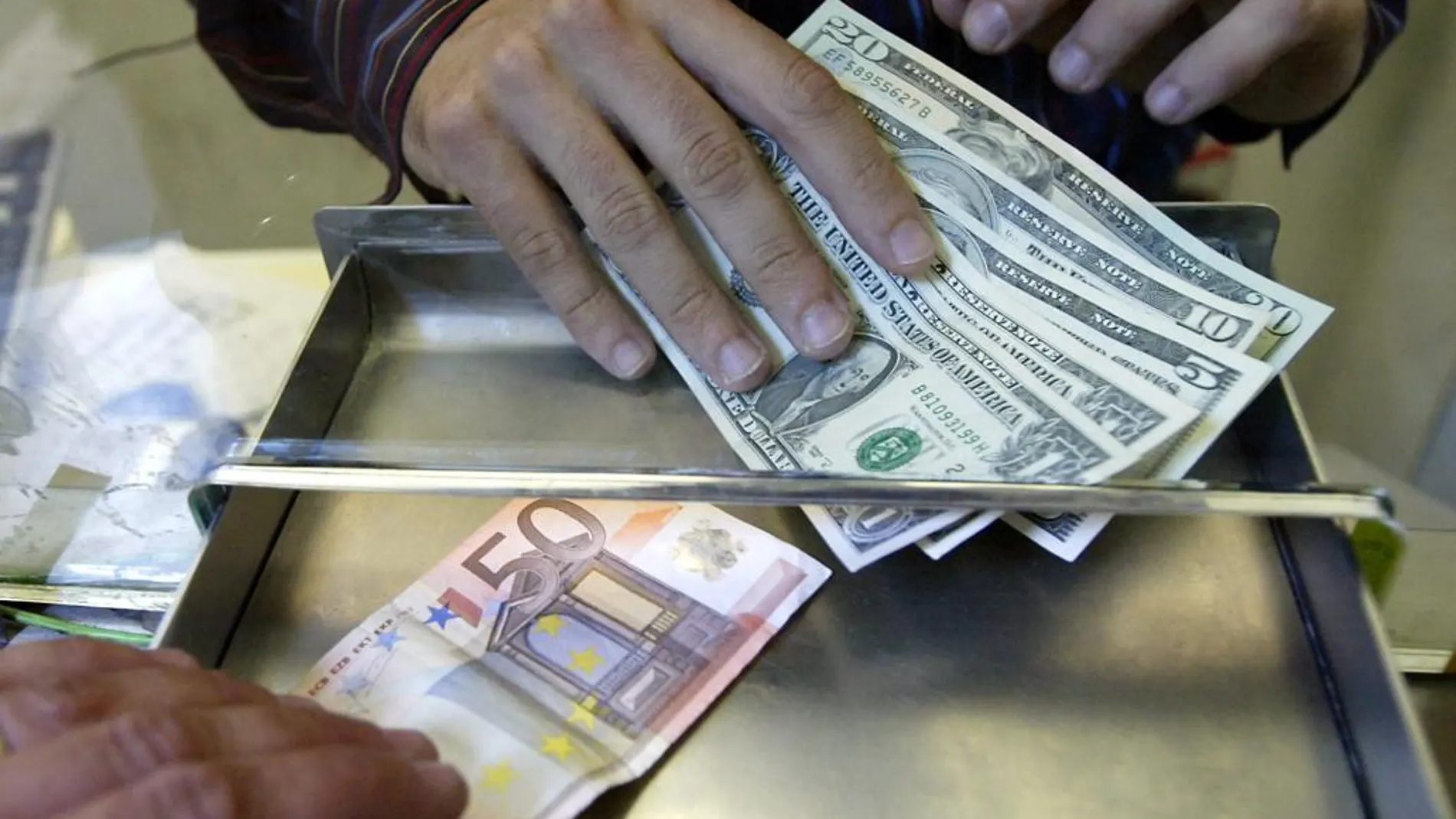 El euro regresa a 2003 y se precipita hacia la paridad con el dólar