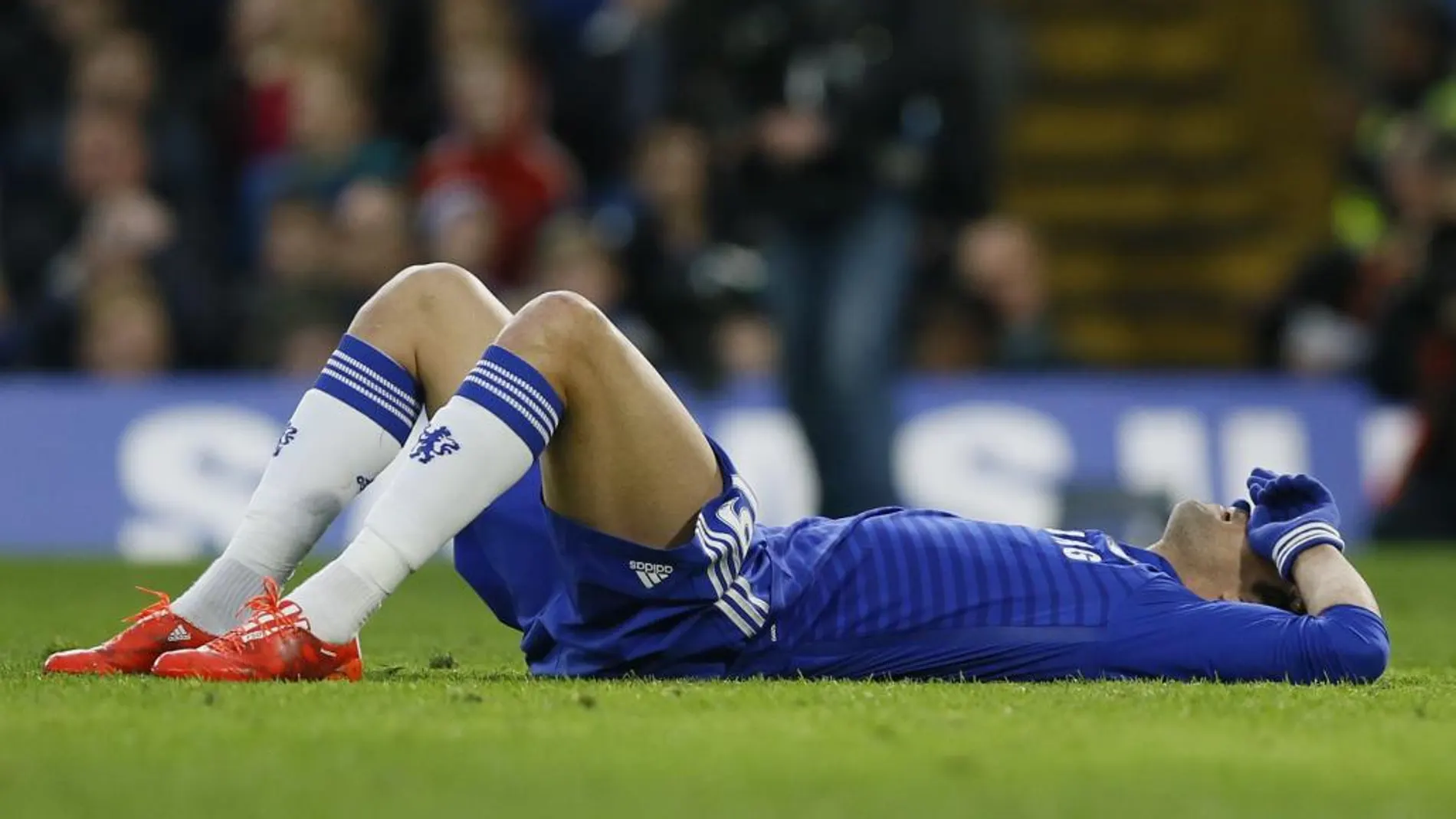 Diego Costa doliéndose en el suelo tras recaer de su lesión.