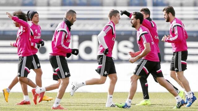 Marcelo, Chicharito, Benzema, Kroos, Arbeloa, Cristiano Ronaldo y Nacho, durante el entrenamiento de ayer, después de la reunión que la plantilla tuvo con Florentino Pérez