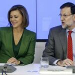 Mariano Rajoy, junto a la secretaria general, María Dolores de Cospedal, al inicio hoy de la reunión del Comité Ejecutivo Nacional del partido.
