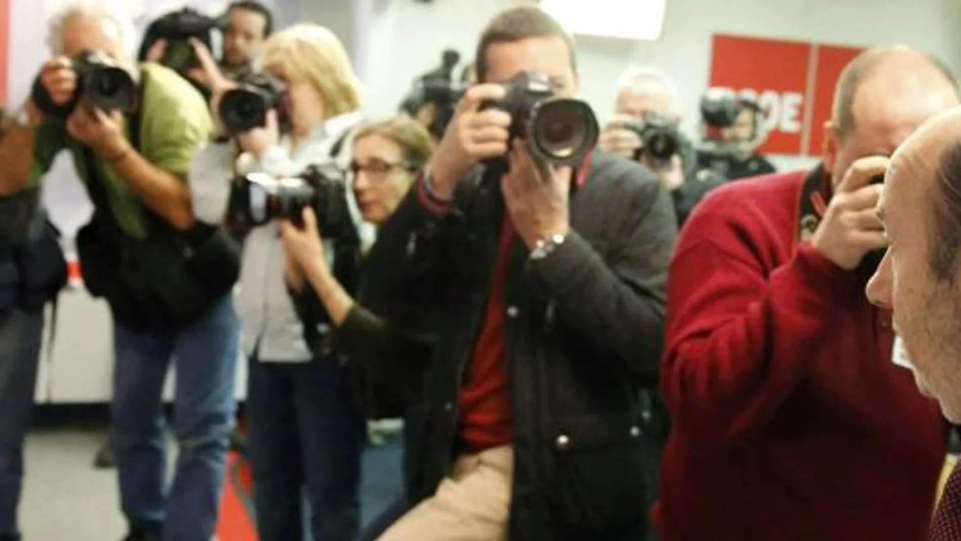 El secretario general del PSOE, Alfredo Pérez Rubalcaba, a su llegada hoy a la sede del partido