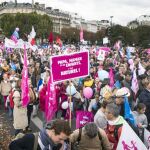 Miles de personas se manifiestan por las calles de París en contra de la ley de matrimonios homosexuales.
