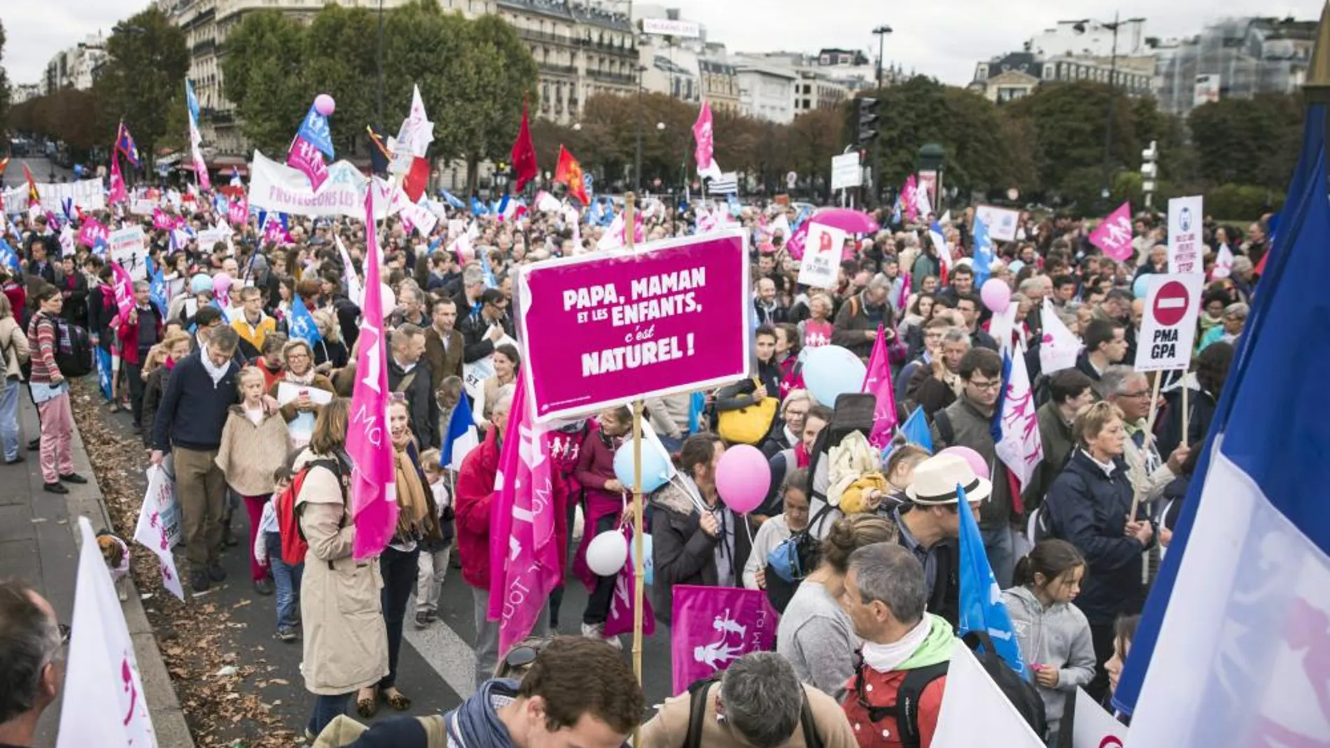 Miles de personas se manifiestan por las calles de París en contra de la ley de matrimonios homosexuales.