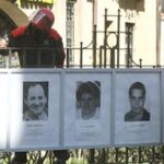 La Ertzaintza cumple el mandato de la Audiencia Nacional y retira las fotografías de presos de ETA en Arrasate
