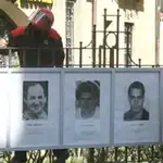  La Ertzaintza cumple el mandato de la Audiencia Nacional y retira las fotografías de presos de ETA