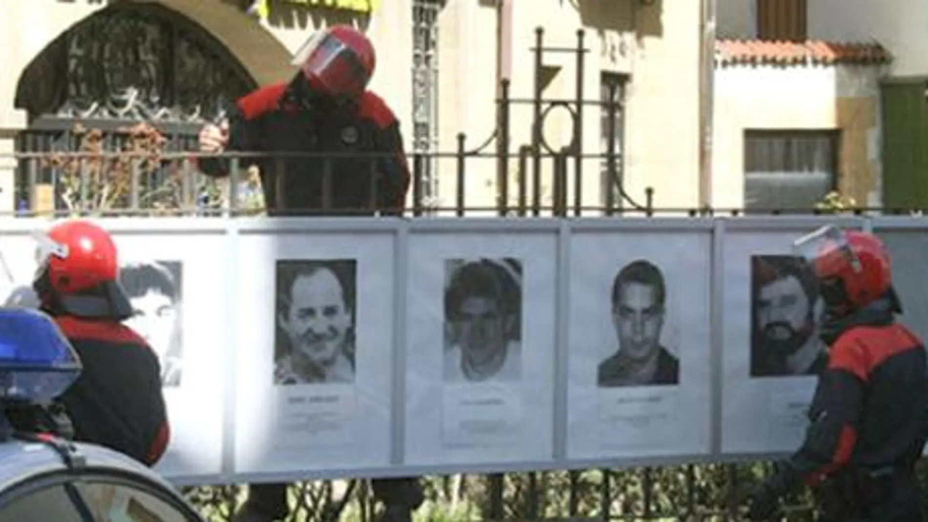 La Ertzaintza cumple el mandato de la Audiencia Nacional y retira las fotografías de presos de ETA en Arrasate