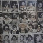 Un cartel recoge fotografías de fallecidos por el desastre de Bhopal en el departamento forense en el hospital