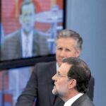 Mariano Rajoy se dirige a uno de los ciudadanos. Detrás, Lorenzo Milá