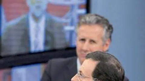 Mariano Rajoy se dirige a uno de los ciudadanos. Detrás, Lorenzo Milá